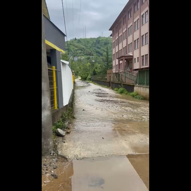 Rize'de sağanak; çay fabrikası ile inşaat alanını su bastı