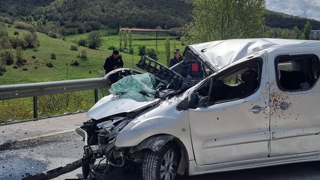 Yozgat'ta bariyerlere çarpan hafif ticari araçtaki 6 kişi yaralandı