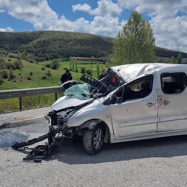Yozgat'ta bariyerlere çarpan hafif ticari araçtaki 6 kişi yaralandı