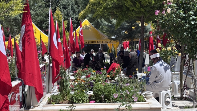 Gaziantep'te mezarlıklar ve şehitlikler Arefe günü doldu taştı