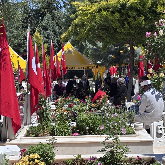 Gaziantep'te mezarlıklar ve şehitlikler Arefe günü doldu taştı