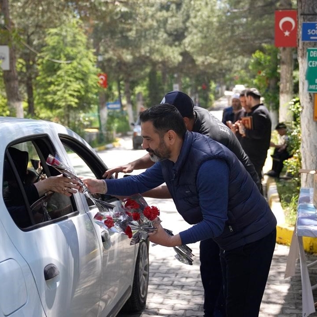 Elazığ'da mezarlığa giden vatandaşlara karanfil dağıtıldı