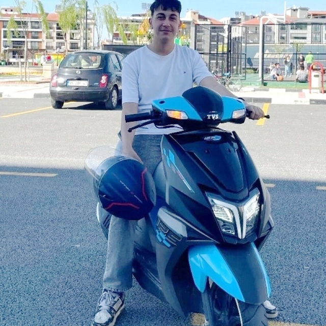Otomobille çarpışan motosikletin sürücüsü öldü, arkadaşı yaralandı