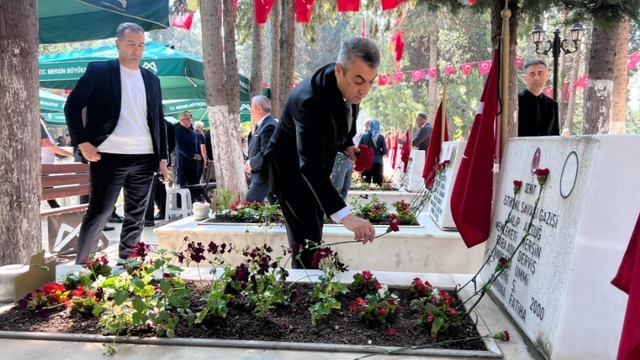 Mersin'de bayramda şehitlik unutulmadı