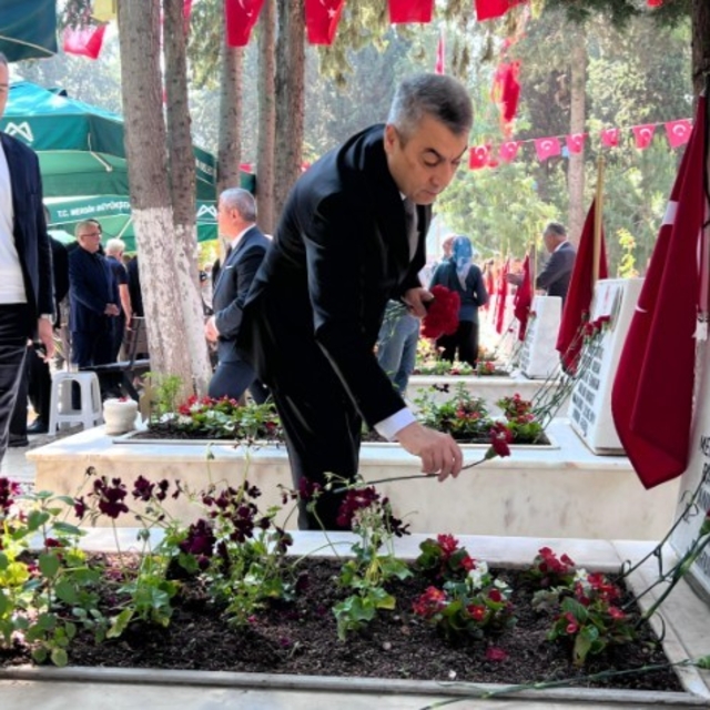 Mersin'de bayramda şehitlik unutulmadı