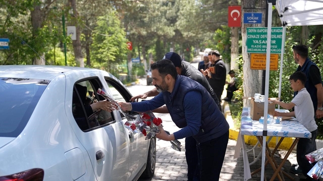 Elazığ'da mezarlığa giden vatandaşlara karanfil dağıtıldı