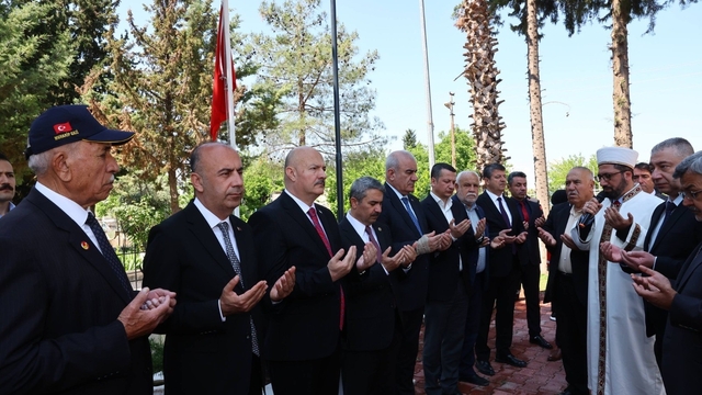 Bayram arifesinde şehitlik ziyaret edildi