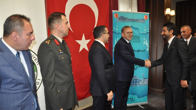 Kars'ta protokol bayramlaştı