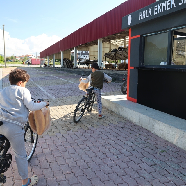 Son teknoloji tesiste üretilen halk ekmeğe yoğun ilgi