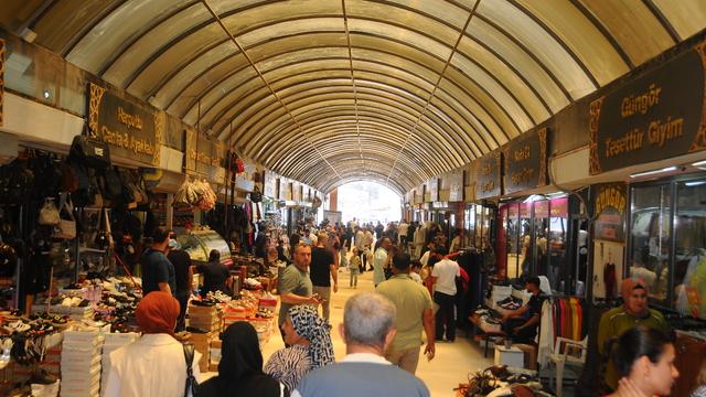 Hatay'da bayram alışverişi için vatandaşlar prefabrik olarak kurulan Uzun Çarşı'ya akın etti
