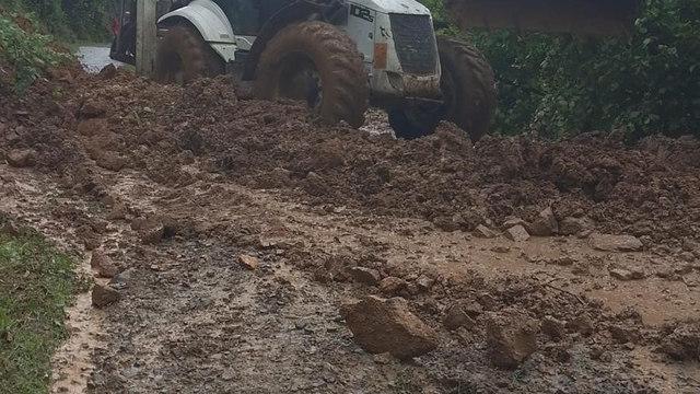 Artvin'de sağanak taşkınlara neden oldu
Dereler taştı, köy yolları ulaşıma kapandı