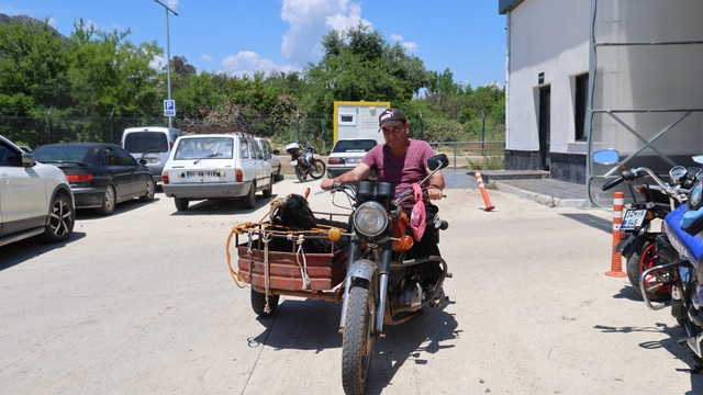 Kurbanlıkları sepetli motosikletlerle taşıdılar
Motosikletlerin sepetine binmek istemeyen keçilerle sahiplerinin inatlaşması ilginç görüntüler oluşturdu