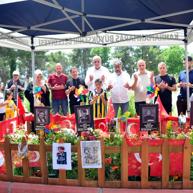 Okuldaki saldırıda ölen öğrencilerin aileleri mezarlıkta bir araya geldi