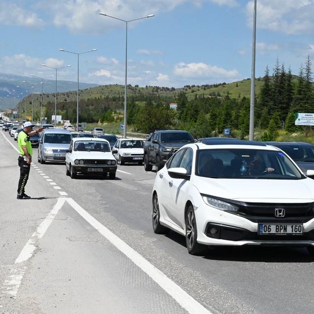 'Kilit kavşak' Kırıkkale'de, arife günü yoğunluğu
