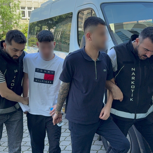 Samsun'da narkotikten peş peşe operasyon: Gözaltına alınan 8 kişi adliyeye...
