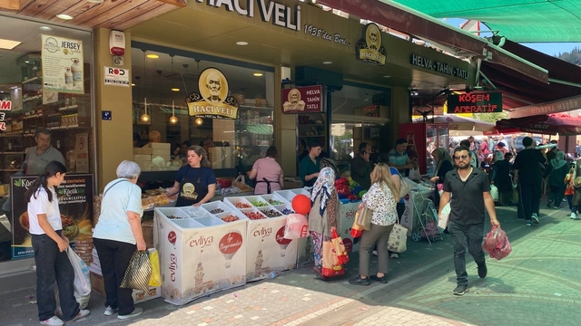 Kurban Bayramı arifesinde Aydın'da çarşı pazar canlandı
Tatlıcılarda bayram hareketliliği yaşandı