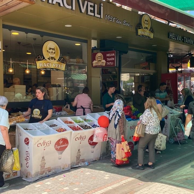Kurban Bayramı arifesinde Aydın'da çarşı pazar canlandı
Tatlıcılarda bayram...