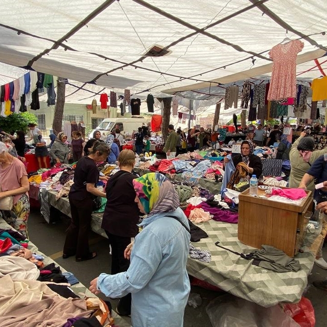 Arife günü pazarda bayramlık hareketliliği esnafın yüzünü güldürdü