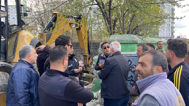 Erzurum'da Çifte Kardeşler Türbesi'nde yıkım gerginliği
Kentsel dönüşüm çalışmaları kapsamında taşınması planlanan türbenin iş makinesiyle  kazılması vatandaşlarla Büyükşehir Belediyesi ve inşaat firması temsilcilerini karşı karşıya getirdi
Türbede İslami usullere göre taşıma yapılmaması vatandaşları öfkelendirdi