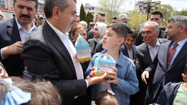 Bakan Tekin: "(CHP'deki olaylar) Bu olayın arkasında başka bir şaibe aramaya gerek yok, yeterince şaibe zaten orada var"
"Önceki genel başkanların fotoğrafları, biri geliyor onu indiriyor, öbürü geliyor onu indiriyor"