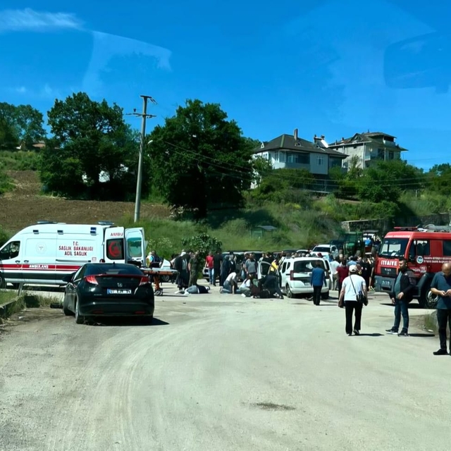 Hafif ticari araç ile otomobil çarpıştı; 5'i ağır, 8 yaralı
