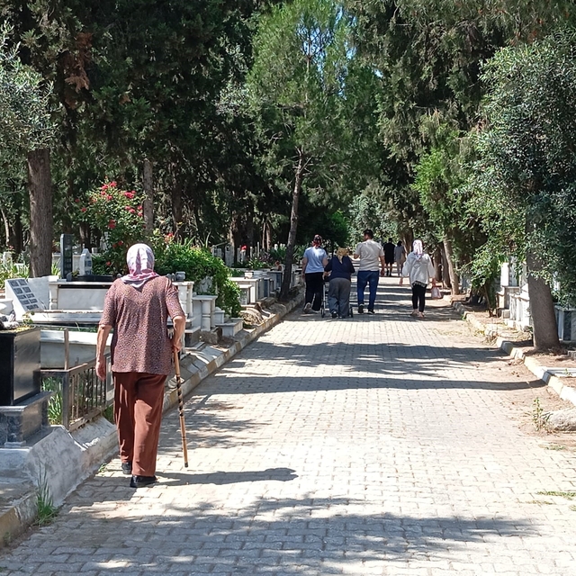 Nazilli'de arefe günü mezarlıklara ziyaretçi akını
