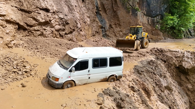 Trabzon'da heyelan; minibüsteki 3 kişi son anda kurtuldu