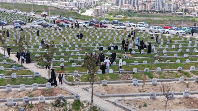 Sivas'ta Yukarı Tekke Mezarlığı'nda 'arife' yoğunluğu