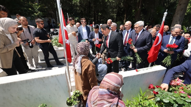 Şehit babasının, elini öpüp bayramını kutlayan Vali'yle diyaloğu yürekleri ısıttı