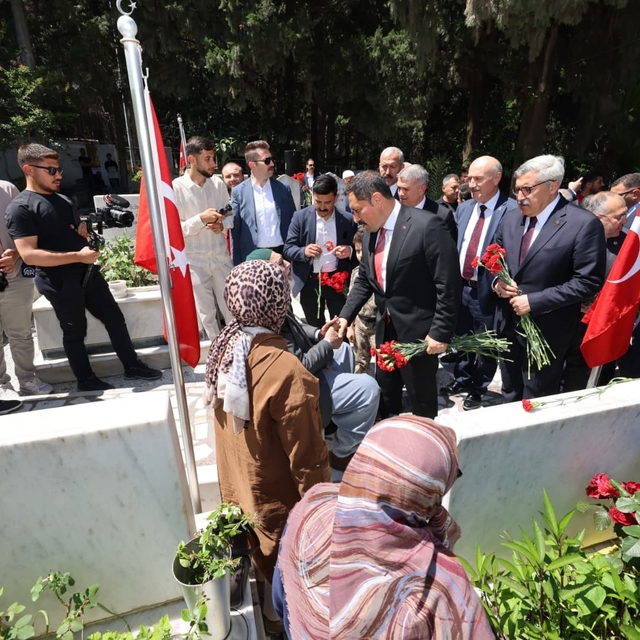 Şehit babasının, elini öpüp bayramını kutlayan Vali'yle diyaloğu yürekleri...