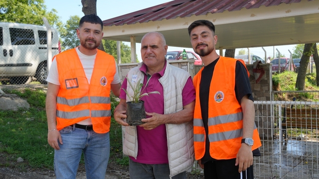 Atakum Belediyesinden kabir ziyareti yapan vatandaşlara çiçek fidesi