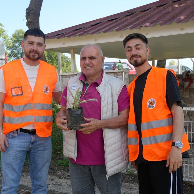 Atakum Belediyesinden kabir ziyareti yapan vatandaşlara çiçek fidesi