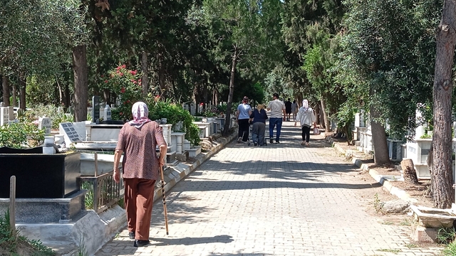 Nazilli'de arefe günü mezarlıklara ziyaretçi akını