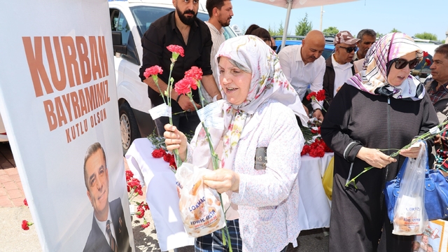 Şehzadeler Belediyesinden karanfil dağıtımı