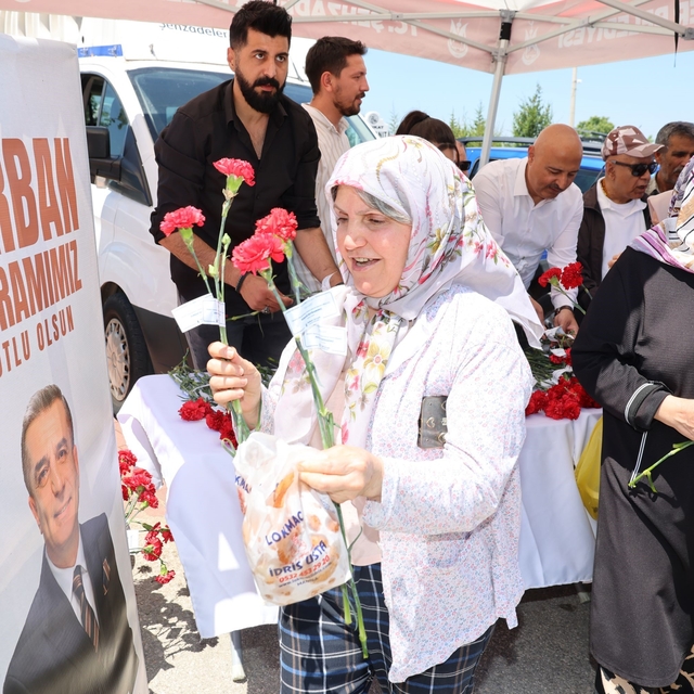 Şehzadeler Belediyesinden karanfil dağıtımı
