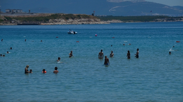 Didim'de 9 günlük tatilde deniz keyfi başladı