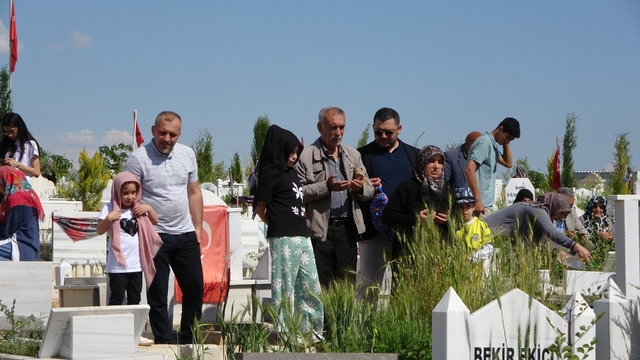 Adıyaman'da Mezarlıkta bayram yoğunluğu