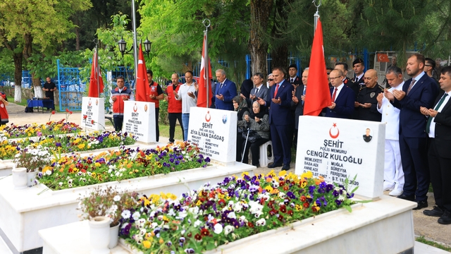 Vali Akbıyık, Kurban Bayramı nedeniyle şehitliği ziyaret etti