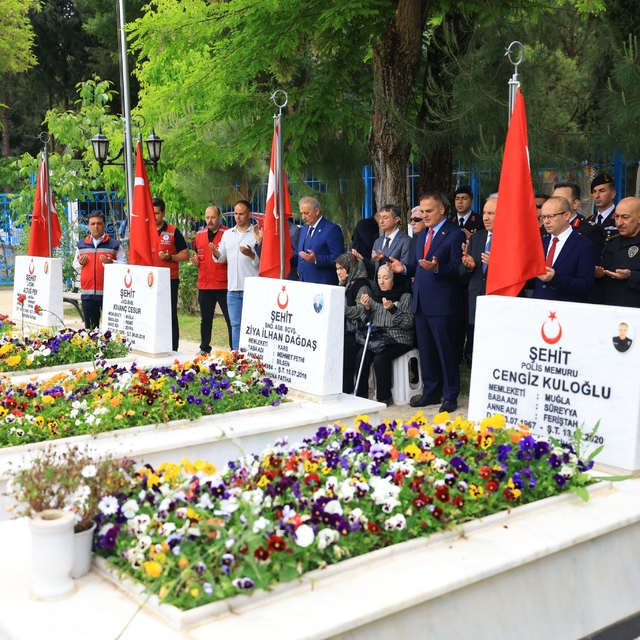 Vali Akbıyık, Kurban Bayramı nedeniyle şehitliği ziyaret etti