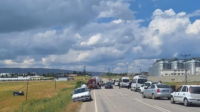 Otomobil ile hafif ticari araç çarpıştı: 3 yaralı