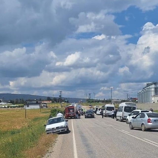 Otomobil ile hafif ticari araç çarpıştı: 3 yaralı