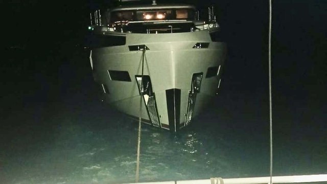 Çanakkale Boğazı'nda sürüklenen tekne kurtarıldı
