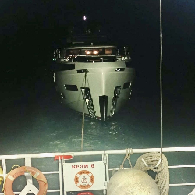 Çanakkale Boğazı'nda sürüklenen tekne kurtarıldı