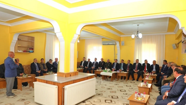 Bayburt'ta protokol üyeleri ve vatandaşlar bayramlaştı