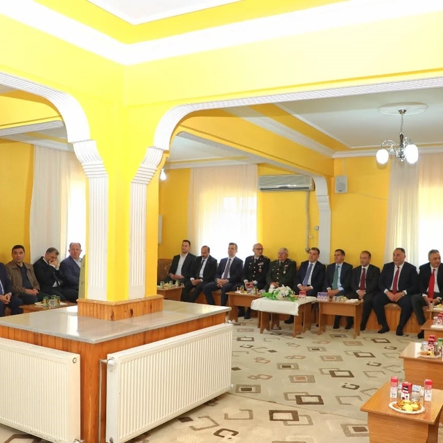 Bayburt'ta protokol üyeleri ve vatandaşlar bayramlaştı