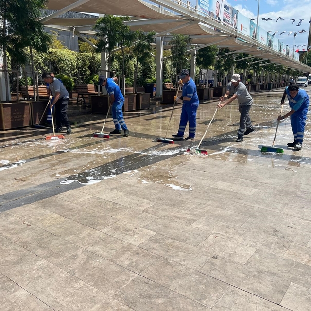 Aydın'da Kurban Bayramı öncesi temizlik seferberliği
Atatürk Kent Meydanı b...