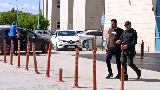 Eski eşinin evine benzin dolu şişe atıp yangın çıkaran şüpheli yakalandı