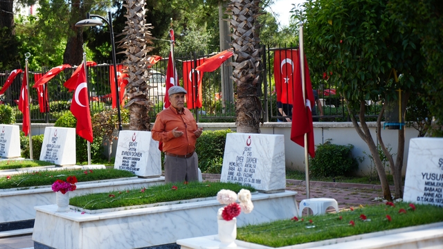 Şehit babası evladının kabri başında: "30 sene geçti ama kolay geçmedi"
Bayram arefesinde şehitlikte duygu dolu anlar yaşandı