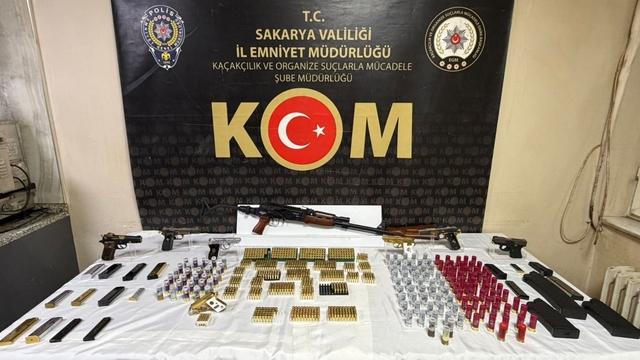 Sakarya'da iki ayrı evde yapılan aramada tabancalar, tüfek ve mühimmat ele geçirildi