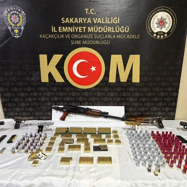 Sakarya'da iki ayrı evde yapılan aramada tabancalar, tüfek ve mühimmat ele...